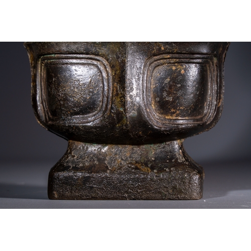 250 - A Chinese archaic bronze wine vessel, Hu, probably Western ZhouH.: 26,8 cm
Weight: 2515 grams
Proven... 