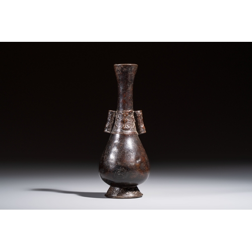 251 - A Chinese bronze arrow vase, touhu, YuanH.: 18,5 cm 
Weight: 362 grams
Condition reports and additio... 