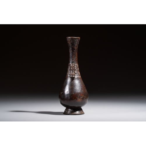 251 - A Chinese bronze arrow vase, touhu, YuanH.: 18,5 cm 
Weight: 362 grams
Condition reports and additio... 
