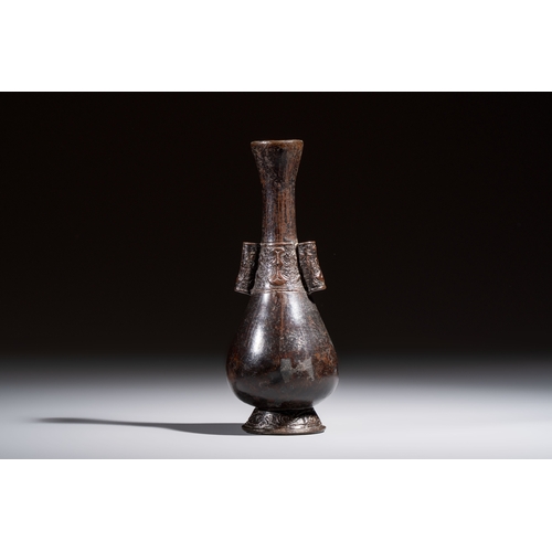 251 - A Chinese bronze arrow vase, touhu, YuanH.: 18,5 cm 
Weight: 362 grams
Condition reports and additio... 