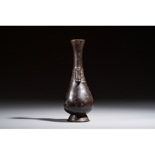 251 - A Chinese bronze arrow vase, touhu, YuanH.: 18,5 cm 
Weight: 362 grams
Condition reports and additio... 
