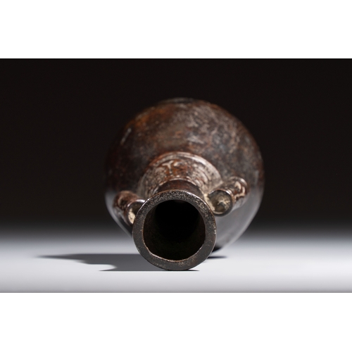 251 - A Chinese bronze arrow vase, touhu, YuanH.: 18,5 cm 
Weight: 362 grams
Condition reports and additio... 