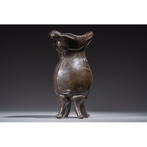 252 - An unusual Chinese zoomorphic 'Mythical Beast' bronze vase, KangxiH.: 38 cm
Weight: 4,11 kilograms
P... 