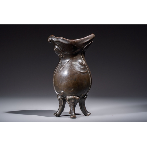 252 - An unusual Chinese zoomorphic 'Mythical Beast' bronze vase, KangxiH.: 38 cm
Weight: 4,11 kilograms
P... 