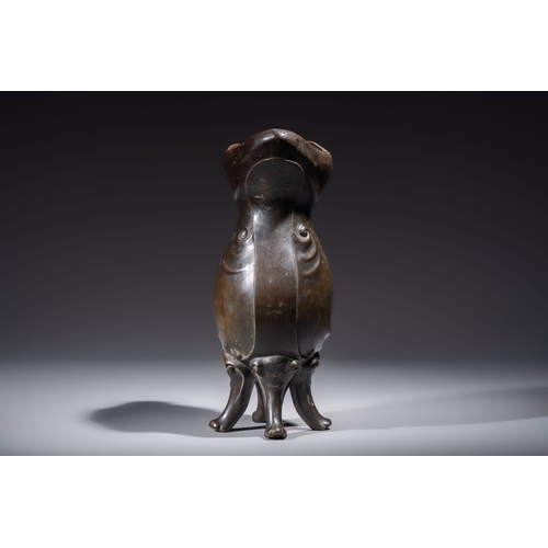 252 - An unusual Chinese zoomorphic 'Mythical Beast' bronze vase, KangxiH.: 38 cm
Weight: 4,11 kilograms
P... 