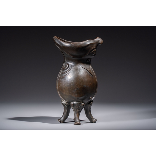 252 - An unusual Chinese zoomorphic 'Mythical Beast' bronze vase, KangxiH.: 38 cm
Weight: 4,11 kilograms
P... 