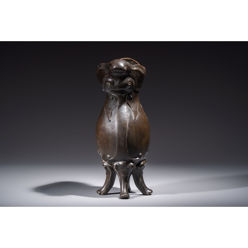 252 - An unusual Chinese zoomorphic 'Mythical Beast' bronze vase, KangxiH.: 38 cm
Weight: 4,11 kilograms
P... 