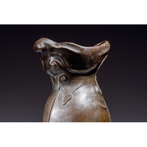 252 - An unusual Chinese zoomorphic 'Mythical Beast' bronze vase, KangxiH.: 38 cm
Weight: 4,11 kilograms
P... 