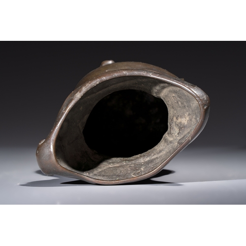 252 - An unusual Chinese zoomorphic 'Mythical Beast' bronze vase, KangxiH.: 38 cm
Weight: 4,11 kilograms
P... 