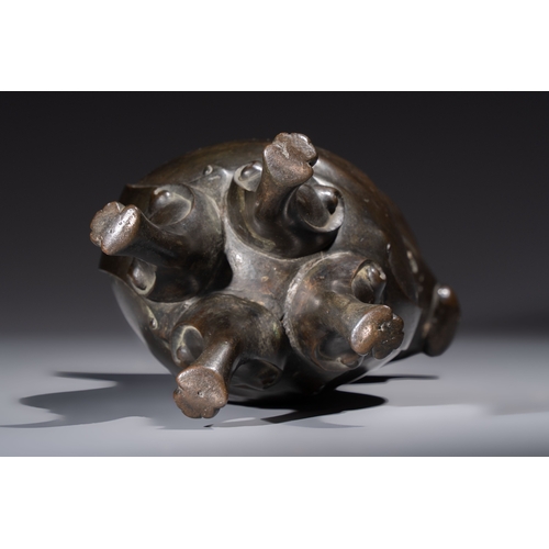 252 - An unusual Chinese zoomorphic 'Mythical Beast' bronze vase, KangxiH.: 38 cm
Weight: 4,11 kilograms
P... 
