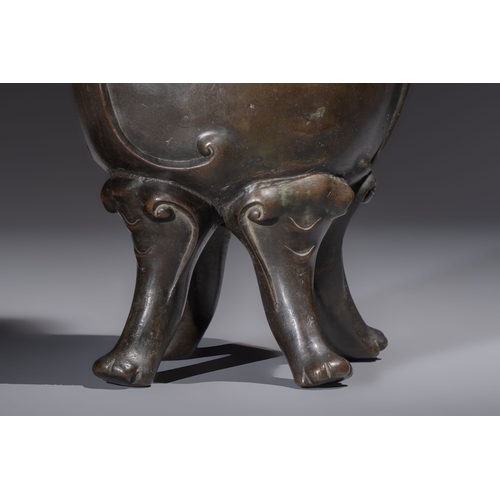 252 - An unusual Chinese zoomorphic 'Mythical Beast' bronze vase, KangxiH.: 38 cm
Weight: 4,11 kilograms
P... 