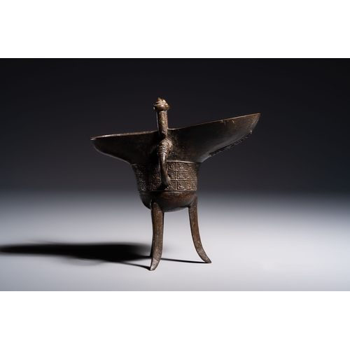 253 - A Chinese archaistic bronze ritual wine vessel, Jue, Qianlong mark, dated 1738L.: 17,5 cm - H.: 16,5... 