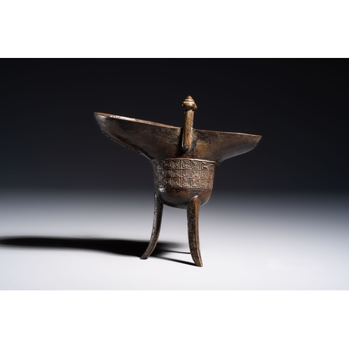 253 - A Chinese archaistic bronze ritual wine vessel, Jue, Qianlong mark, dated 1738L.: 17,5 cm - H.: 16,5... 