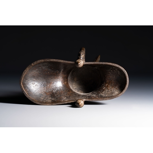 253 - A Chinese archaistic bronze ritual wine vessel, Jue, Qianlong mark, dated 1738L.: 17,5 cm - H.: 16,5... 