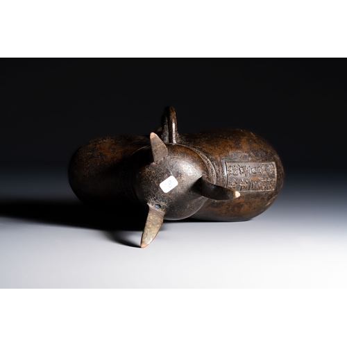 253 - A Chinese archaistic bronze ritual wine vessel, Jue, Qianlong mark, dated 1738L.: 17,5 cm - H.: 16,5... 