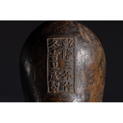 253 - A Chinese archaistic bronze ritual wine vessel, Jue, Qianlong mark, dated 1738L.: 17,5 cm - H.: 16,5... 