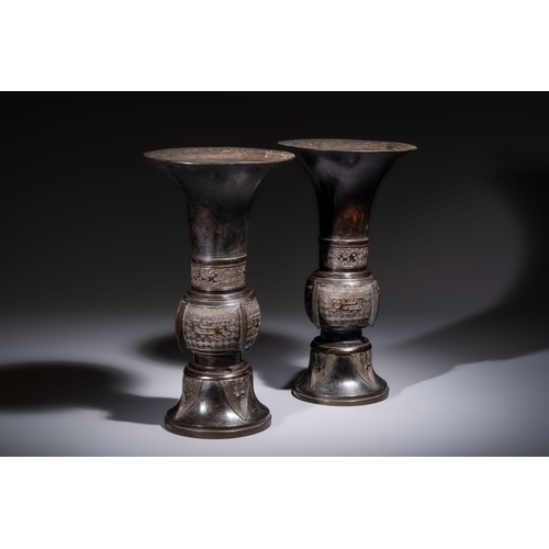 254 - A pair of Chinese archaistic bronze 'Gu' vases, 18th C.H.: 35,7 cm (the tallest)H.: 35 cm (the small... 