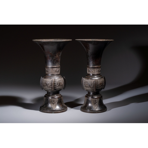 254 - A pair of Chinese archaistic bronze 'Gu' vases, 18th C.H.: 35,7 cm (the tallest)H.: 35 cm (the small... 