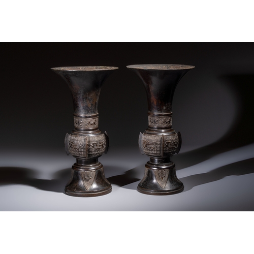 254 - A pair of Chinese archaistic bronze 'Gu' vases, 18th C.H.: 35,7 cm (the tallest)H.: 35 cm (the small... 