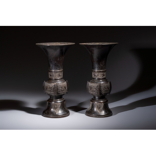 254 - A pair of Chinese archaistic bronze 'Gu' vases, 18th C.H.: 35,7 cm (the tallest)H.: 35 cm (the small... 