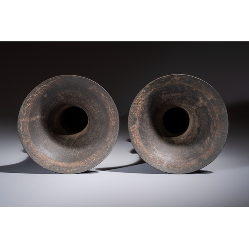 254 - A pair of Chinese archaistic bronze 'Gu' vases, 18th C.H.: 35,7 cm (the tallest)H.: 35 cm (the small... 