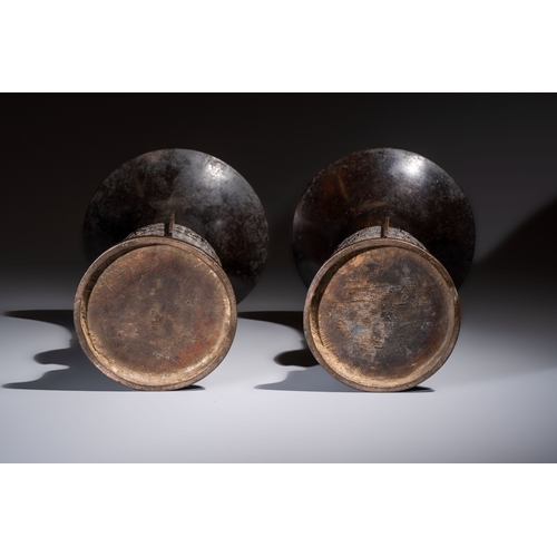 254 - A pair of Chinese archaistic bronze 'Gu' vases, 18th C.H.: 35,7 cm (the tallest)H.: 35 cm (the small... 