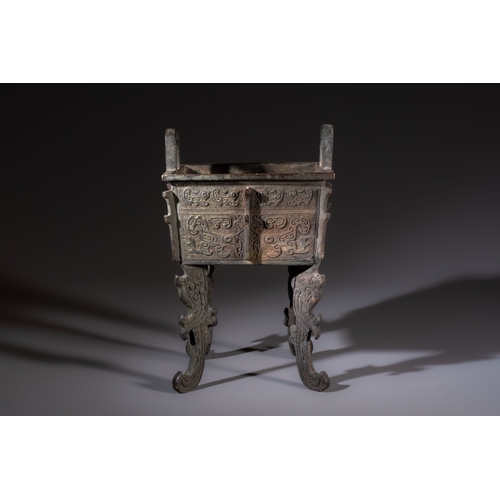 255 - A Chinese archaistic bronze censer with Taotie design, Fang Ding, MingH.: 27 cm 
Weight: 2920 grams
... 