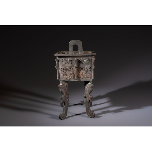 255 - A Chinese archaistic bronze censer with Taotie design, Fang Ding, MingH.: 27 cm 
Weight: 2920 grams
... 