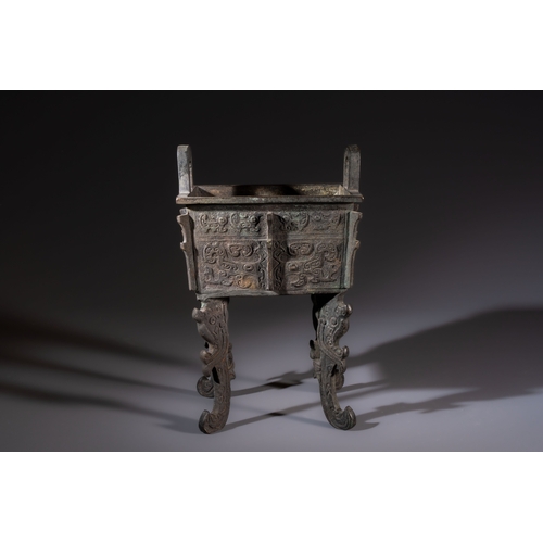 255 - A Chinese archaistic bronze censer with Taotie design, Fang Ding, MingH.: 27 cm 
Weight: 2920 grams
... 