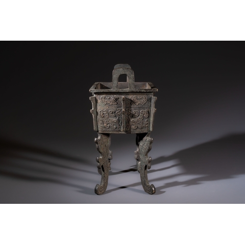 255 - A Chinese archaistic bronze censer with Taotie design, Fang Ding, MingH.: 27 cm 
Weight: 2920 grams
... 
