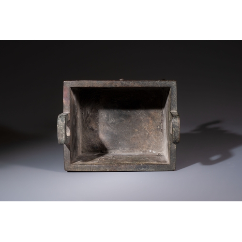 255 - A Chinese archaistic bronze censer with Taotie design, Fang Ding, MingH.: 27 cm 
Weight: 2920 grams
... 