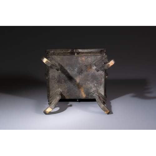 255 - A Chinese archaistic bronze censer with Taotie design, Fang Ding, MingH.: 27 cm 
Weight: 2920 grams
... 