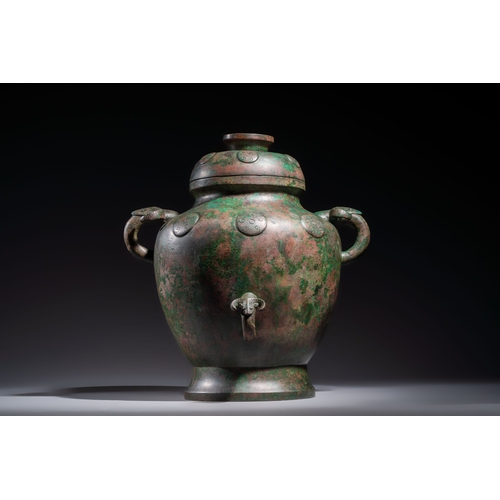 256 - A large Chinese archaistic bronze wine vessel and cover with ram-form handles, Lei, MingH.: 44,3 cm ... 
