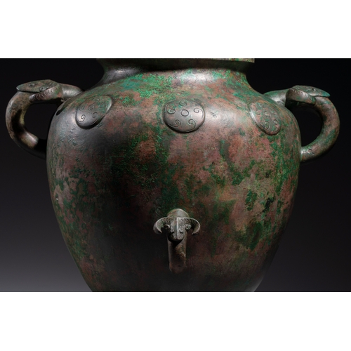 256 - A large Chinese archaistic bronze wine vessel and cover with ram-form handles, Lei, MingH.: 44,3 cm ... 