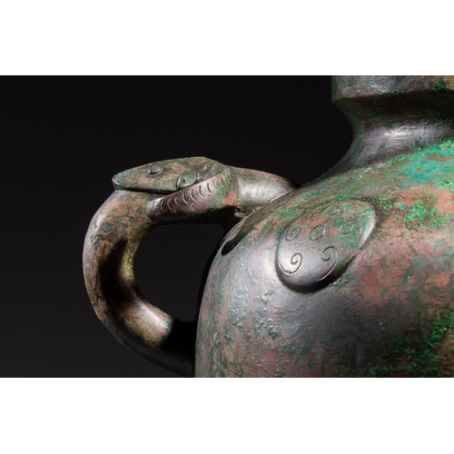 256 - A large Chinese archaistic bronze wine vessel and cover with ram-form handles, Lei, MingH.: 44,3 cm ... 