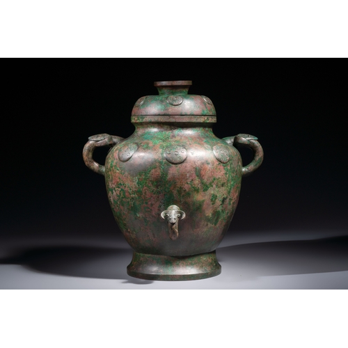 256 - A large Chinese archaistic bronze wine vessel and cover with ram-form handles, Lei, MingH.: 44,3 cm ... 