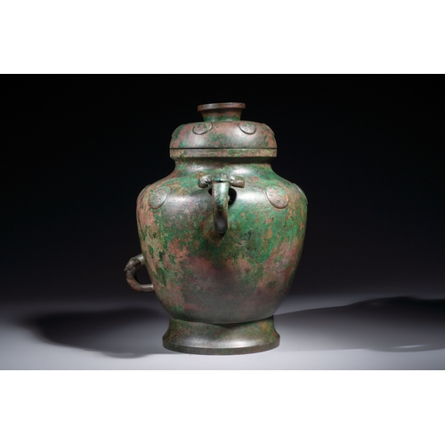 256 - A large Chinese archaistic bronze wine vessel and cover with ram-form handles, Lei, MingH.: 44,3 cm ... 