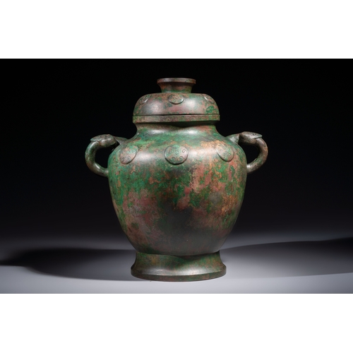 256 - A large Chinese archaistic bronze wine vessel and cover with ram-form handles, Lei, MingH.: 44,3 cm ... 