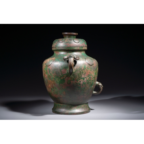 256 - A large Chinese archaistic bronze wine vessel and cover with ram-form handles, Lei, MingH.: 44,3 cm ... 
