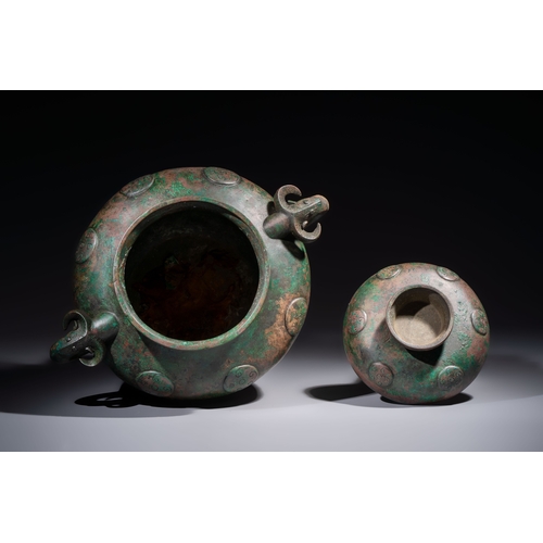 256 - A large Chinese archaistic bronze wine vessel and cover with ram-form handles, Lei, MingH.: 44,3 cm ... 