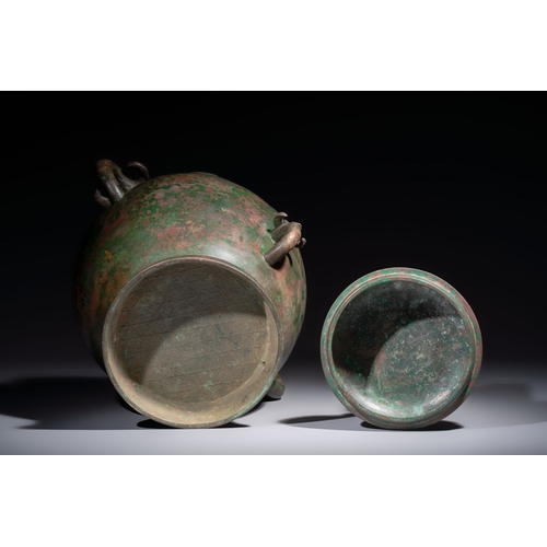 256 - A large Chinese archaistic bronze wine vessel and cover with ram-form handles, Lei, MingH.: 44,3 cm ... 