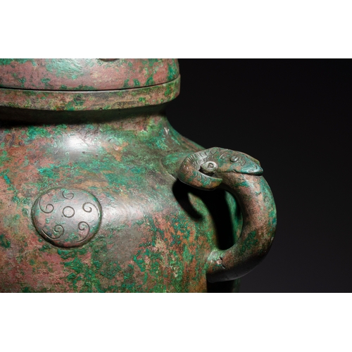 256 - A large Chinese archaistic bronze wine vessel and cover with ram-form handles, Lei, MingH.: 44,3 cm ... 