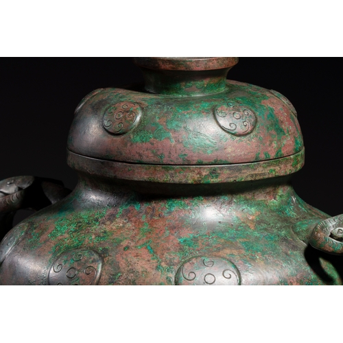 256 - A large Chinese archaistic bronze wine vessel and cover with ram-form handles, Lei, MingH.: 44,3 cm ... 