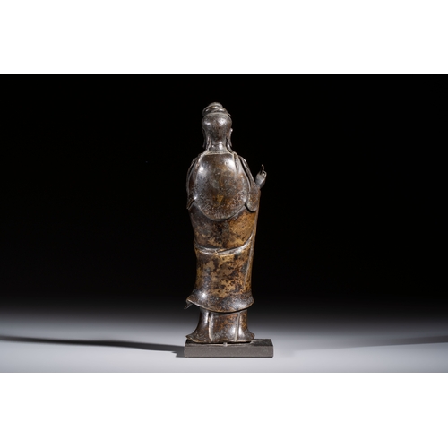 260 - A Chinese bronze standing Guanyin with boy, MingH.: 20,7 cm (incl. stand)H.: 19,7 cm (excl. stand)
W... 