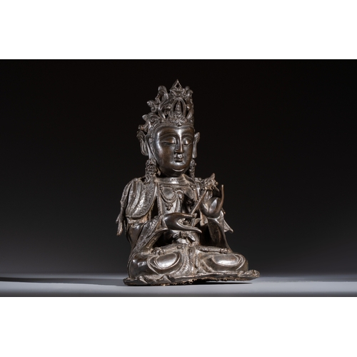 262 - A fine Chinese bronze figure of Bodhisattva holding a ruyi, MingH.: 29,7 cmWeight: 3915 grams

Condi... 