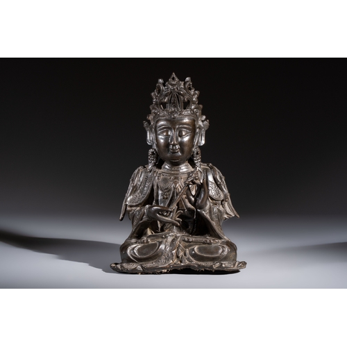 262 - A fine Chinese bronze figure of Bodhisattva holding a ruyi, MingH.: 29,7 cmWeight: 3915 grams

Condi... 