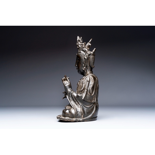 262 - A fine Chinese bronze figure of Bodhisattva holding a ruyi, MingH.: 29,7 cmWeight: 3915 grams

Condi... 
