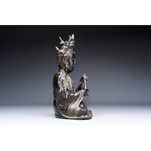 262 - A fine Chinese bronze figure of Bodhisattva holding a ruyi, MingH.: 29,7 cmWeight: 3915 grams

Condi... 