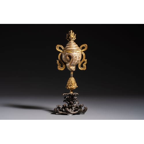 265 - A Chinese parcel-gilt cloisonné and bronze 'Conch Shell' Buddhist emblem, 18/19th C.H.: 24 cm
Weight... 