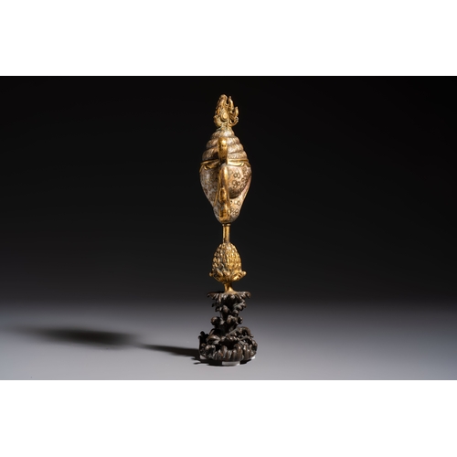 265 - A Chinese parcel-gilt cloisonné and bronze 'Conch Shell' Buddhist emblem, 18/19th C.H.: 24 cm
Weight... 
